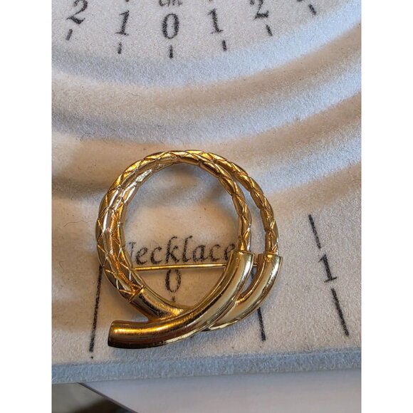 Monet Gold-Tone Rope Brooch Vintage Excellent Condition - Picture 4 of 4